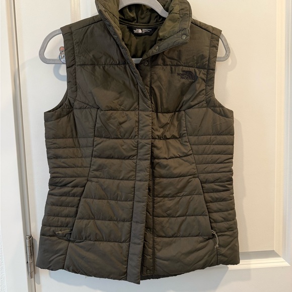 The North Face Women's Green Quilted Vest excellent preowned condition - Picture 1 of 5